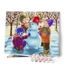 Laden Sie das Bild in den Galerie-Viewer, Drei Kinder spielen im Schnee