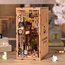Laden Sie das Bild in den Galerie-Viewer, Book Nook - Die Gasse wartet auf die Katze Figured'Art