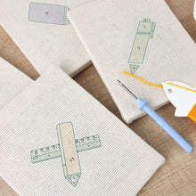 Laden Sie das Bild in den Galerie-Viewer, Punch Needle Set (4 Stück) mit Rahmen - Zeichen Essentials
