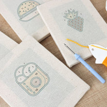 Laden Sie das Bild in den Galerie-Viewer, Punch Needle Set (4 Stück) mit Rahmen - Snackzeit 2
