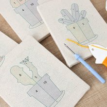 Laden Sie das Bild in den Galerie-Viewer, Punch Needle Set (4 Stück) mit Rahmen - Glückliche Pflanzen 2