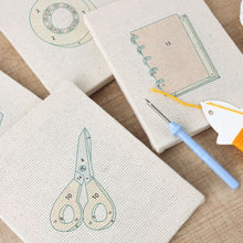 Laden Sie das Bild in den Galerie-Viewer, Punch Needle Set (4 Stück) mit Rahmen - Schreibtisch Essentials 2