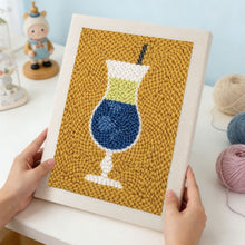 Laden Sie das Bild in den Galerie-Viewer, Punch Needle mit Rahmen - Cocktails 2