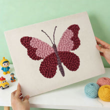 Laden Sie das Bild in den Galerie-Viewer, Punch Needle mit Rahmen - Rosa Schmetterling