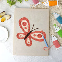 Laden Sie das Bild in den Galerie-Viewer, Punch Needle mit Rahmen - Roter Schmetterling
