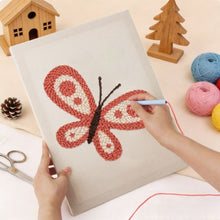 Laden Sie das Bild in den Galerie-Viewer, Punch Needle mit Rahmen - Roter Schmetterling