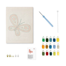 Laden Sie das Bild in den Galerie-Viewer, Punch Needle mit Rahmen - Roter Schmetterling