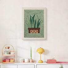 Laden Sie das Bild in den Galerie-Viewer, Punch Needle mit Rahmen - Sansevieria