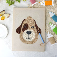 Laden Sie das Bild in den Galerie-Viewer, Punch Needle mit Rahmen - Lächelnder Hund