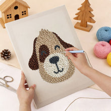Laden Sie das Bild in den Galerie-Viewer, Punch Needle mit Rahmen - Lächelnder Hund