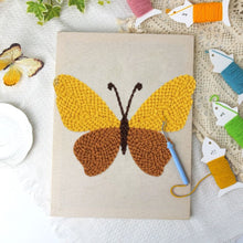 Laden Sie das Bild in den Galerie-Viewer, Punch Needle mit Rahmen - Goldener Schmetterling