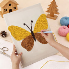Laden Sie das Bild in den Galerie-Viewer, Punch Needle mit Rahmen - Goldener Schmetterling