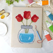 Laden Sie das Bild in den Galerie-Viewer, Punch Needle mit Rahmen - Tulpen im Glas