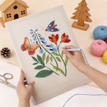 Laden Sie das Bild in den Galerie-Viewer, Punch Needle mit Rahmen - Blühender Schmetterling