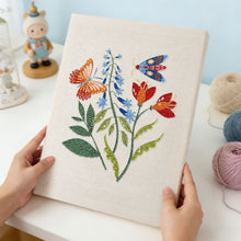 Laden Sie das Bild in den Galerie-Viewer, Punch Needle mit Rahmen - Blühender Schmetterling