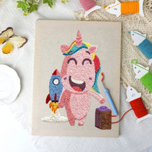Laden Sie das Bild in den Galerie-Viewer, Punch Needle mit Rahmen - Einhorn Abenteuer