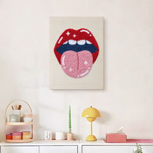 Laden Sie das Bild in den Galerie-Viewer, Punch Needle mit Rahmen - Elektrische Lippen