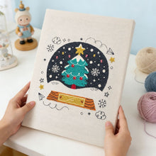 Laden Sie das Bild in den Galerie-Viewer, Punch Needle mit Rahmen - Magischer Weihnachtsbaum