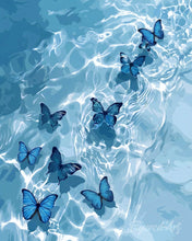 Laden Sie das Bild in den Galerie-Viewer, Diamond Painting - Blaue Schmetterlinge auf dem Wasser