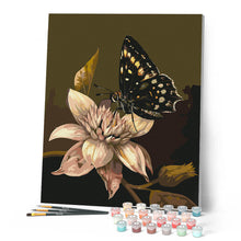 Laden Sie das Bild in den Galerie-Viewer, Mormonen-Schmetterling und Blume