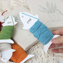 Laden Sie das Bild in den Galerie-Viewer, Punch Needle Set (4 Stück) mit Rahmen - Glückliche Pflanzen 2