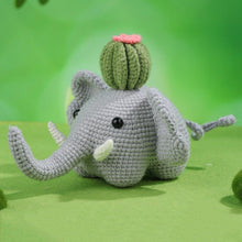 Laden Sie das Bild in den Galerie-Viewer, Amigurumi Häkelset - Elefant mit Kaktus Figured'Art