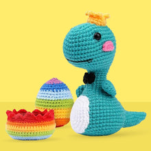 Laden Sie das Bild in den Galerie-Viewer, Amigurumi Häkelset - Dino-König mit Regenbogenei Figured'Art
