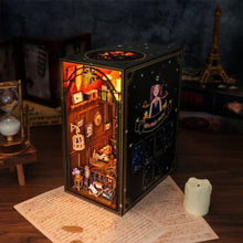 Laden Sie das Bild in den Galerie-Viewer, Book Nook - Miras Magisches Haus