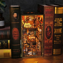 Laden Sie das Bild in den Galerie-Viewer, Book Nook - Miras Magisches Haus