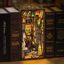 Laden Sie das Bild in den Galerie-Viewer, Book Nook - Magischer Apotheker