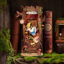 Laden Sie das Bild in den Galerie-Viewer, Book Nook - Alice Abenteuer