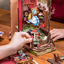 Laden Sie das Bild in den Galerie-Viewer, Book Nook - Alice Abenteuer