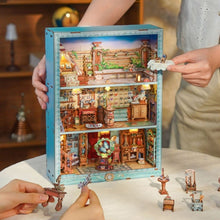 Laden Sie das Bild in den Galerie-Viewer, Book Nook - Reisesammler