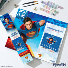 Laden Sie das Bild in den Galerie-Viewer, Superman mit “S”-Schild