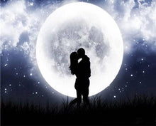 Laden Sie das Bild in den Galerie-Viewer, Malen nach Zahlen für Erwachsene | Romantischer Kuss bei Vollmond | Figured'Art