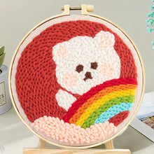 Laden Sie das Bild in den Galerie-Viewer, Punch Needle set Kleiner Bär und ein Regenbogen