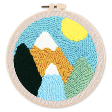 Laden Sie das Bild in den Galerie-Viewer, Punch Needle set Verschneite Berge