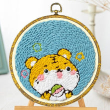 Laden Sie das Bild in den Galerie-Viewer, Punch Needle set Kleiner Tiger mit einer Sushi-Rolle