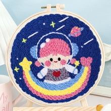 Laden Sie das Bild in den Galerie-Viewer, Punch Needle set Kosmonautenmädchen und Regenbogen