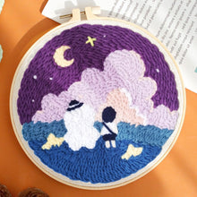 Laden Sie das Bild in den Galerie-Viewer, Punch Needle set Ein Spaziergang unter dem Mond