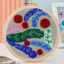 Laden Sie das Bild in den Galerie-Viewer, Punch Needle set Federn und rote Blumen