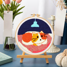 Laden Sie das Bild in den Galerie-Viewer, Punch Needle Eine Katze in ihrem Bett