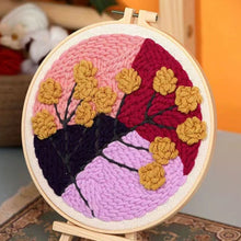 Laden Sie das Bild in den Galerie-Viewer, Punch Needle set Blumen neben einer Wandmalerei
