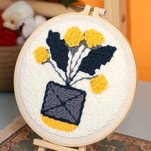 Laden Sie das Bild in den Galerie-Viewer, Punch Needle set Blumenstrauß aus gelben Blumen