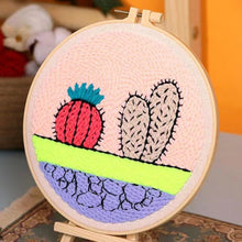 Laden Sie das Bild in den Galerie-Viewer, Punch Needle set Bunte Kakteen an einer rosa Wand