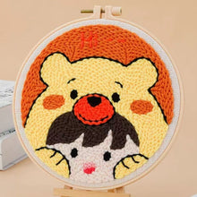 Laden Sie das Bild in den Galerie-Viewer, Punch Needle set Bär und kleines Mädchen