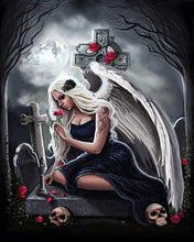 Laden Sie das Bild in den Galerie-Viewer, Diamond Painting – Engel und Friedhof