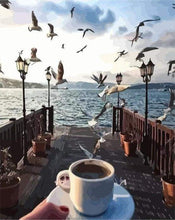 Laden Sie das Bild in den Galerie-Viewer, Malen nach Zahlen für Erwachsene | Kaffee und Möwen am Wasser | Figured'Art