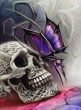 Laden Sie das Bild in den Galerie-Viewer, Diamond Painting, Schädel und Schmetterling