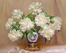 Laden Sie das Bild in den Galerie-Viewer, Malen nach Zahlen für Erwachsene | Weiße Blumen und kostbare Vase | Figured'Art